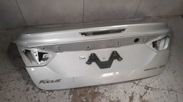 TAMPA TRASEIRA FORD FOCUS 2014 A 2017 COM DETALHE CINZA