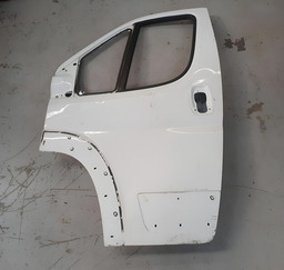 PORTA LADO ESQUERDO FIAT DUCATO 2018 COM DETALHE BRANCO