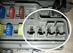 CAIXA FUSÍVEL HONDA FIT 1.4 2004 COM DETALHE