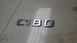 LETREIRO TAMPA TRASEIRA MERCEDES C180 2007 A 2011