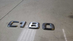 LETREIRO TAMPA TRASEIRA MERCEDES C180 2007 A 2011