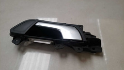 MAÇANETA INTERNA TRASEIRA ESQUERDA AUDI A4 2012 A 2016