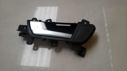 MAÇANETA INTERNA TRASEIRA ESQUERDA AUDI A4 2012 A 2016