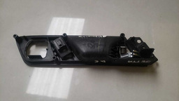 MAÇANETA INTERNA DIANTEIRA ESQUERDA VW JETTA 2012 A 2016