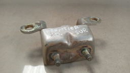 DOBRADIÇA SUPERIOR PORTA T. D. NISSAN FRONTIER 2008 - 2015