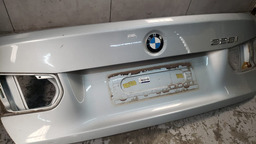 TAMPA TRASEIRA BMW 328I 2013 A 2016 COM DETALHE CINZA