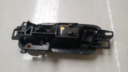 MAÇANETA INTERNA DIANTEIRA L.D VW AMAROK 2010 A 2018