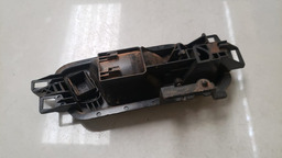 MAÇANETA INTERNA TRASEIRA L.E VW AMAROK 2010 A 2018