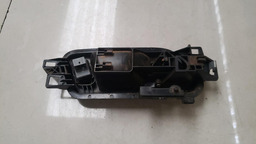 MAÇANETA INTERNA DIANTEIRA L.E VW AMAROK 2010 A 2018