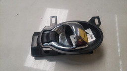 MAÇANETA INTERNA LADO DIREITO NISSAN VERSA 2016 A 2021