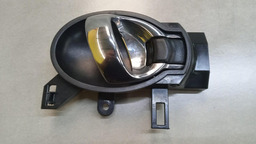 MAÇANETA INTERNA TRASEIRA DIREITA NISSAN VERSA 2012 A 2015