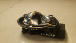 MAÇANETA INTERNA LADO ESQUERDO NISSAN VERSA 2016 A 2021 (2)