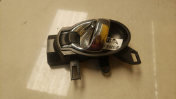 MAÇANETA INTERNA LADO ESQUERDO NISSAN VERSA 2016 A 2021 (2)