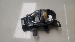 MAÇANETA INTERNA LADO ESQUERDO NISSAN VERSA 2016 A 2021