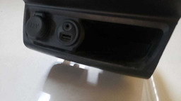 PORTA OBJETO TOMADA 12V AUXILIAR USB PEUGEOT 208 2014