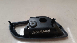 MOLDURA MAÇANETA INTERNA DIANTEIRA ESQ. DODGE JOURNEY 2012