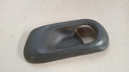 MOLDURA MAÇANETA INTERNA DIANTEIRA ESQUERDA GM MONTANA 2009