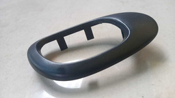 MOLDURA MAÇANETA INTERNA DIANTEIRA ESQUERDO PEUGEOT 207 2012