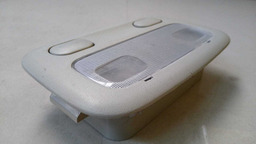 LUZ TETO CORTESIA NISSAN LIVINA 2011