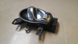 MAÇANETA INTERNA DIANTEIRA DIREITA MARCH 2012 A 2019 (2)
