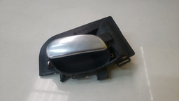 MAÇANETA INTERNA ESQUERDA PEUGEOT HOGGAR 2010 A 2014 (2)