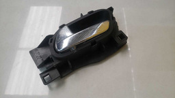 MAÇANETA INTERNA ESQUERDA PEUGEOT 308 2010 A 2015 (2)