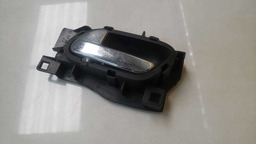 MAÇANETA INTERNA ESQUERDA PEUGEOT 308 2010 A 2015 (2)