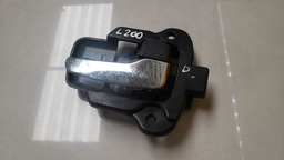 MAÇANETA INTERNA DIREITA MITSUBISHI L200 2009 A 2016