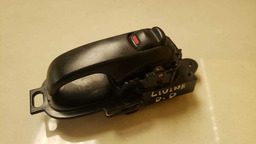 MAÇANETA INTERNA DIANTEIRA DIREITA NISSAN LIVINA 2008 A 2013