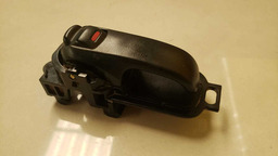 MAÇANETA INTERNA DIANTEIRA DIREITA NISSAN LIVINA 2008 A 2013