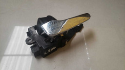 MAÇANETA INTERNA ESQUERDA MITSUBISHI L200 2009 A 2016 (3)