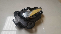 MAÇANETA INTERNA ESQUERDA MITSUBISHI L200 2009 A 2016 (2)