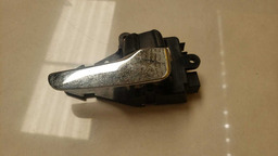 MAÇANETA INTERNA DIREITA MITSUBISHI L200 2009 A 2016 (2)