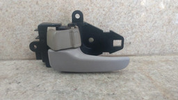 MAÇANETA INTERNA DIANTEIRA ESQ. MITSUBISHI L200 2006 A 2010