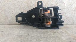 MAÇANETA INTERNA DIANTEIRA ESQ. MITSUBISHI L200 2006 A 2010