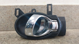 MAÇANETA INTERNA DIANTEIRA ESQUERDA NISSAN MARCH 2014 2017