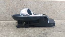 MAÇANETA INTERNA DIANTEIRA ESQUERDA NISSAN MARCH 2014 2017