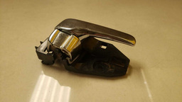 MAÇANETA INTERNA DIANTEIRA D. MITSUBISHI AIRTREK 2005 A 2008