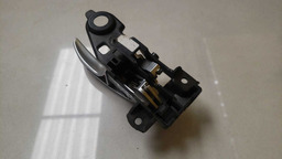 MAÇANETA INTERNA ESQUERDA FIAT TORO 2017 A 2021