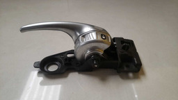 MAÇANETA INTERNA ESQUERDA FIAT TORO 2017 A 2021