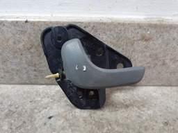 MAÇANETA INTERNA TRASEIRA DIREITA DODGE CARAVAN 2002 A 2005