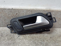 MAÇANETA INTERNA TRASEIRA DIREITA VW AMAROK 2010 A 2013