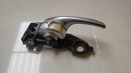 MAÇANETA INTERNA DIREITA FIAT TORO 2017 A 2021