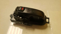 MAÇANETA INTERNA DIANTEIRA E.  NISSAN LIVINA 2008 A 2013