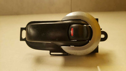 MAÇANETA INTERNA TRASEIRA DIREITA NISSAN LIVINA 2008 A 2013