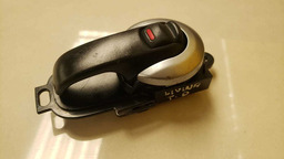 MAÇANETA INTERNA TRASEIRA DIREITA NISSAN LIVINA 2008 A 2013