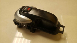 MAÇANETA INTERNA TRASEIRA DIREITA NISSAN LIVINA 2008 A 2013