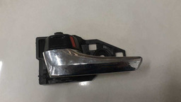 MAÇANETA INTERNA DIANTEIRA E. TOYOTA HILUX SW4 2016 A 2018