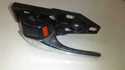 MAÇANETA INTERNA DIANTEIRA E. TOYOTA HILUX SW4 2016 A 2018