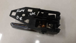 MAÇANETA INTERNA DIANTEIRA E. TOYOTA HILUX SW4 2016 A 2018